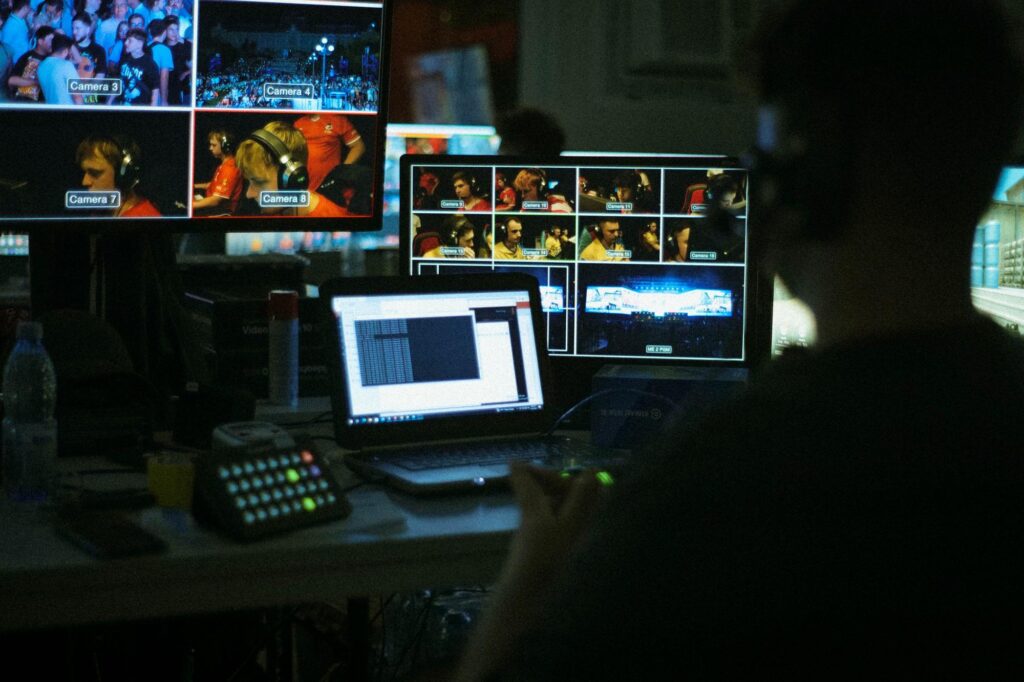 Monitoare de regie și controler pentru o transmisiune live