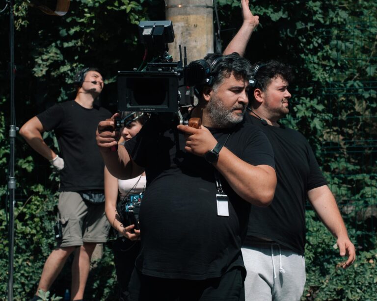 Echipa la filmare, cu operatorul și camera pe umăr