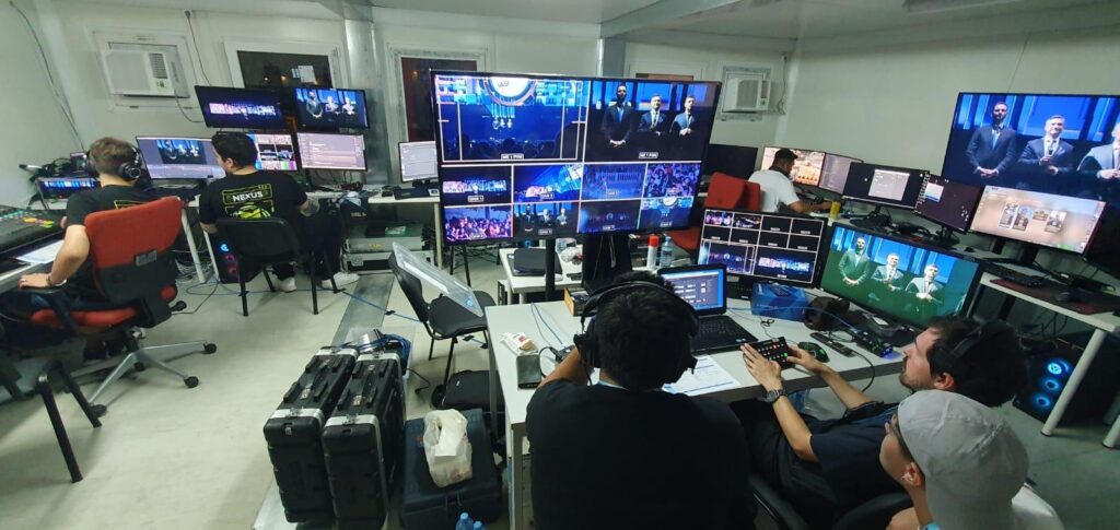 Regie de emisie cu monitoare și mixer video, în timpul unei transmisiuni