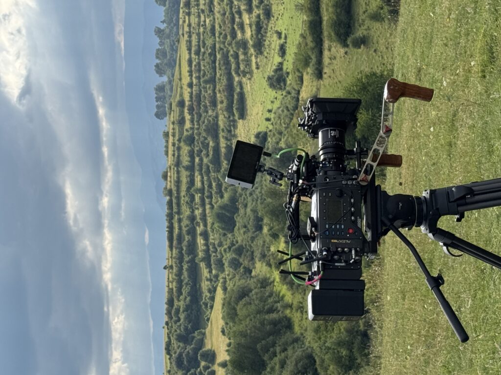 Cameră de cinema pe trepied, pe un deal
