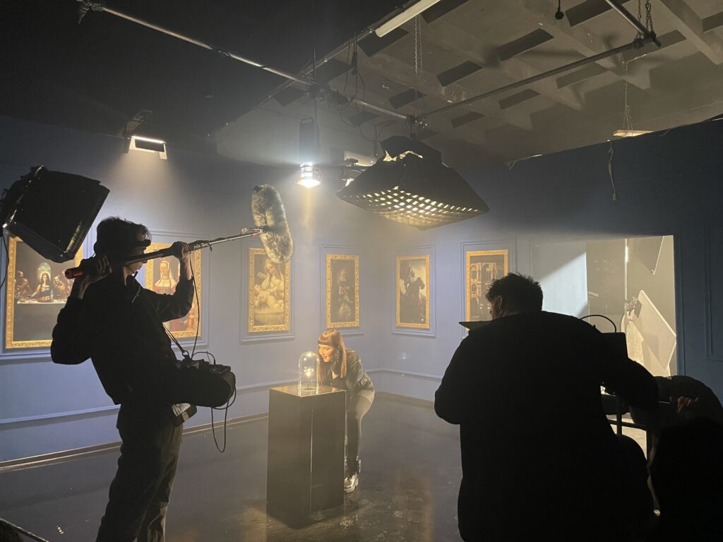 Filmare într-un decor de galerie: microfonist, lumini și operator