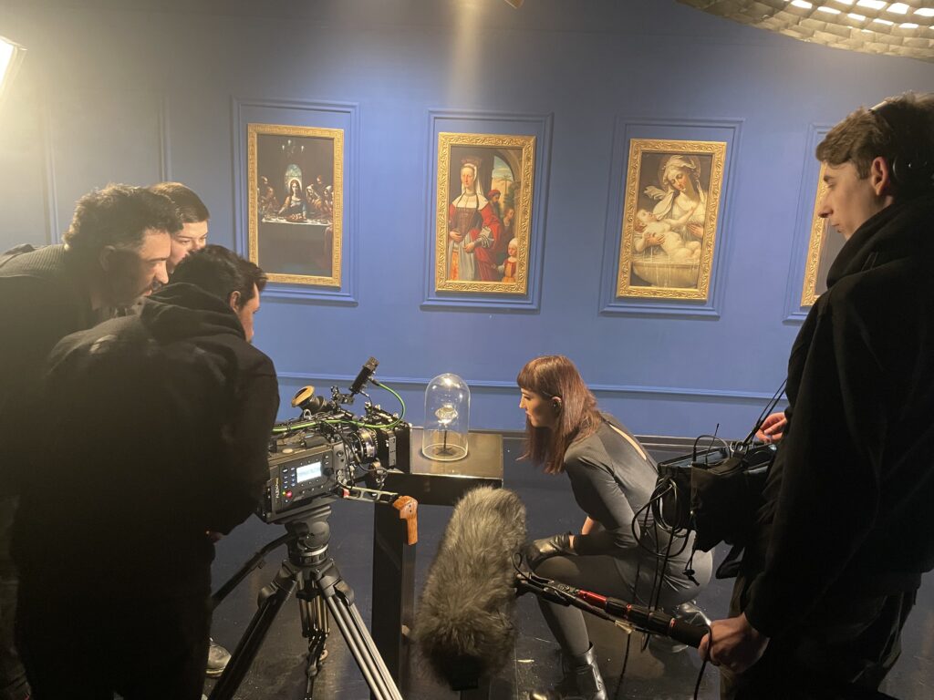 Filmare într-un decor de galerie: operator, microfonist și regizor