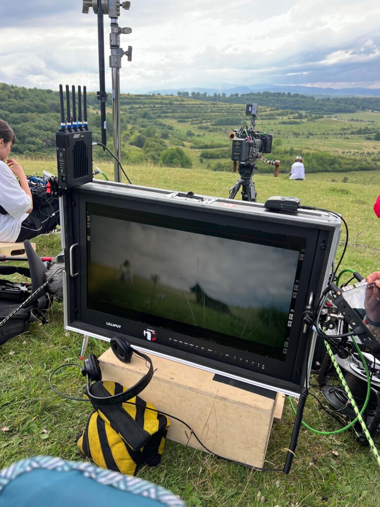 Monitor de control la o filmare în aer liber, cu camera în fundal
