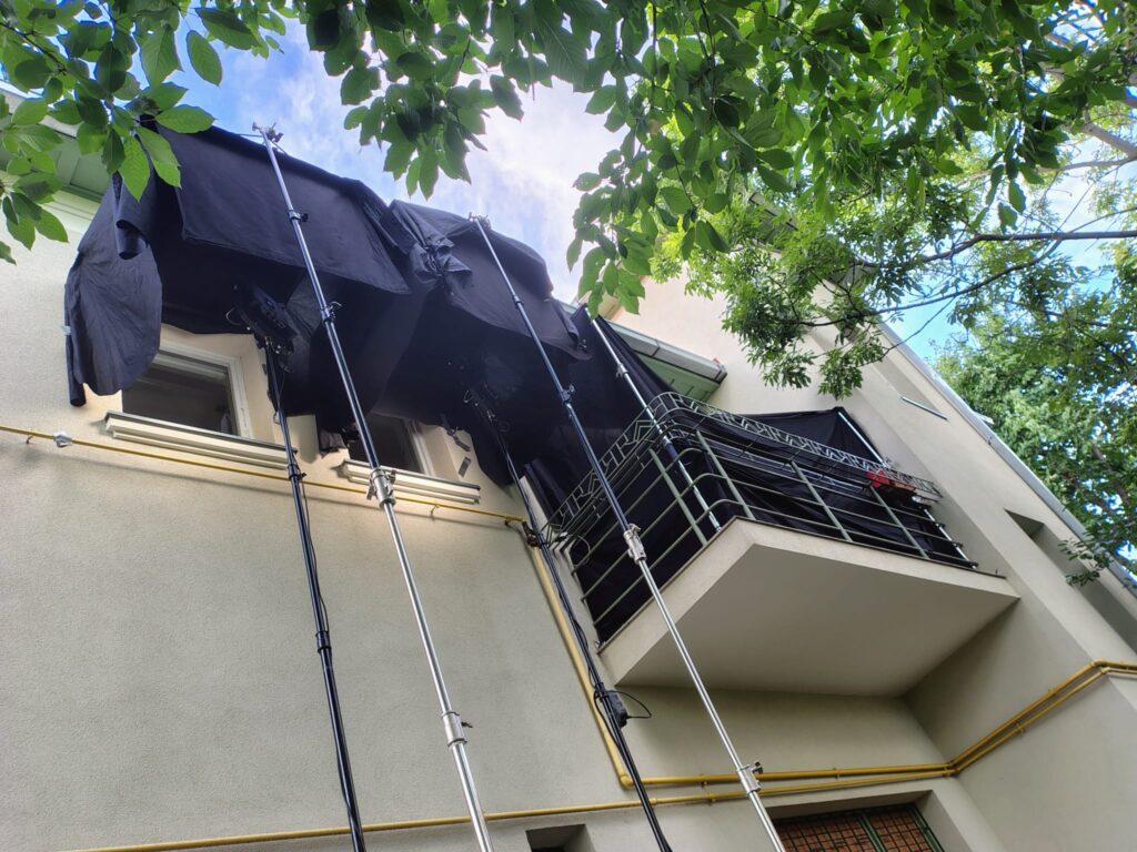 Lumini montate pe un balcon pentru o filmare